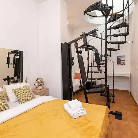 Cozy 3 Story House In Old Town